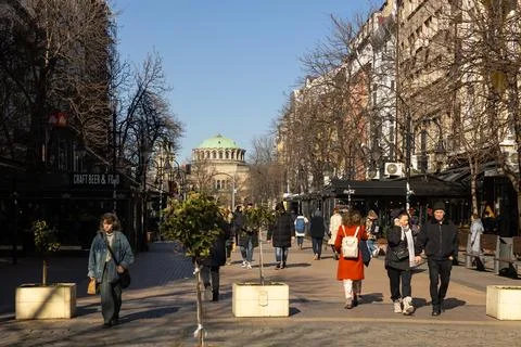 Busy Vitosha Boulevard in Sofia under clear winter sky Foto stock