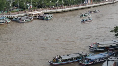 Busy weekend's river traffic by canal tour boats Stock Footage 107249921