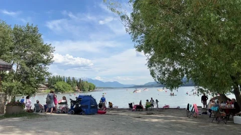 Busy Windermere beach in the summer. Video stock 202295342