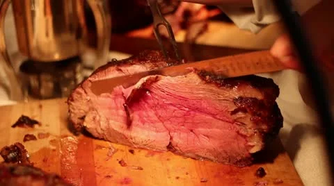 Butcher chef cutting cooked roast Vídeo Stock 18091851