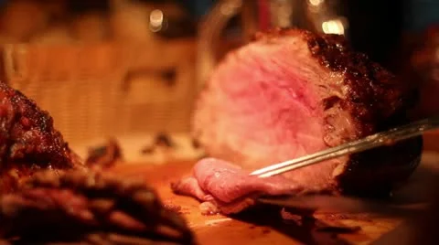 Butcher chef cutting cooked roast cu Vídeos de archivo 20467423