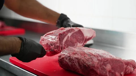 Butcher cutting meat Vidéo 168863879