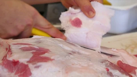 A butcher cutting pork meat on the table. Stock-Footage 83728031