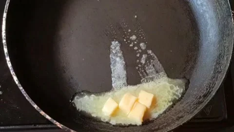 Butter melting on a pan Video stock 201415525