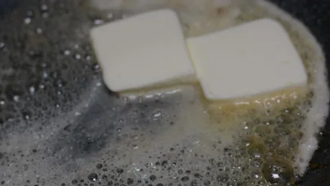 The butter melts in a ceramic pan Vidéo 150704312
