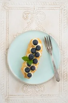 Buttercreme blueberry eclair Foto stock