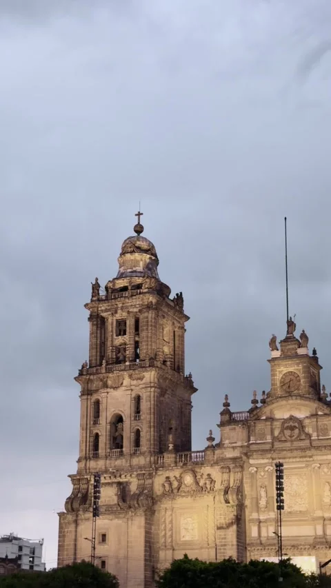 Butterfly kite flying over the Mexico City Metropolitan Cathedral at dusk Vídeos de archivo 345853079