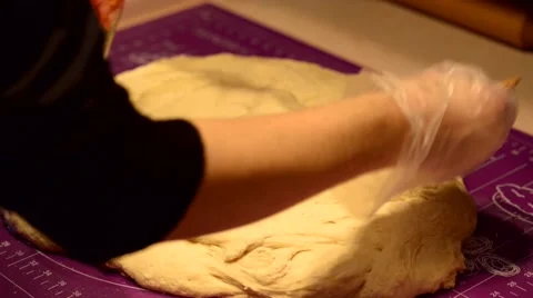 Buttering the dough Vídeos de archivo 59578152