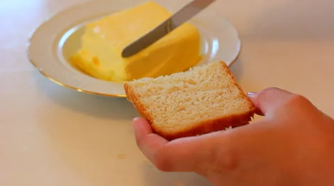 Buttering a piece of bread Vidéo 24950356
