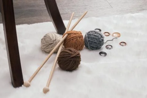 Button and woolen yarn ball on carpet Stockfoto's