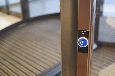 Button for handicapped access on rotating door Foto stock