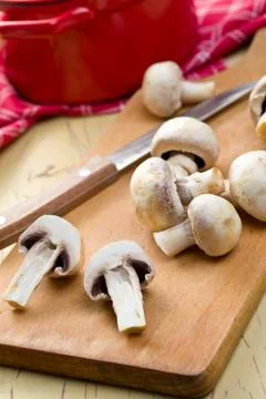 Button mushroomson kitchen table Foto stock