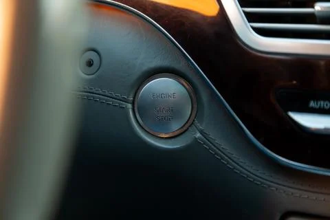 Button start and turn off the ignition of the car engine close-up on the dash Stockfoto's