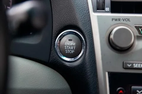 Button start and turn off the ignition of the car engine close-up on the dash Stockfoto's
