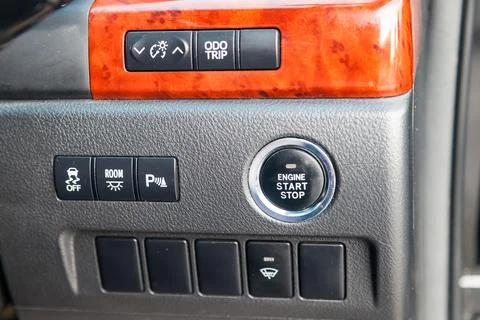 Button start and turn off the ignition of the car engine close-up on the da.. 스톡 사진