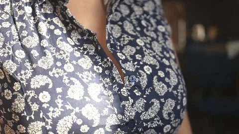 Buttoning shirt on his chest 動画素材 70280955