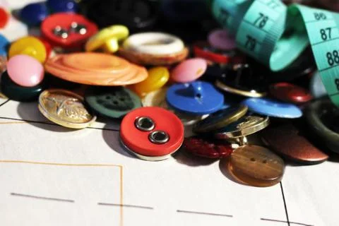 Buttons on paper pattern, sewing theme Foto stock