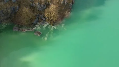 Buxton Quarry reveal of a pine tree over the water. HD Stockbeeldmateriaal 137661740