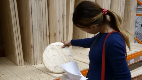 Buyer in the construction shop Vídeo Stock 91046984