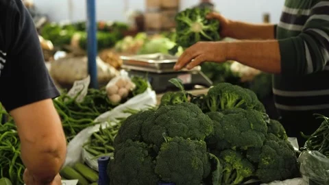 Buying broccoli at the market 스톡 동영상 268684002