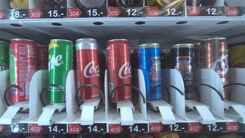 Buying drink can from machine. Video stock 136124658