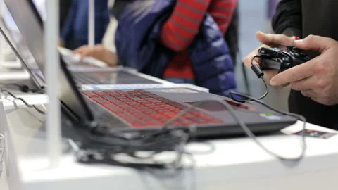 Buying a laptop in a store Stock Footage 91725910