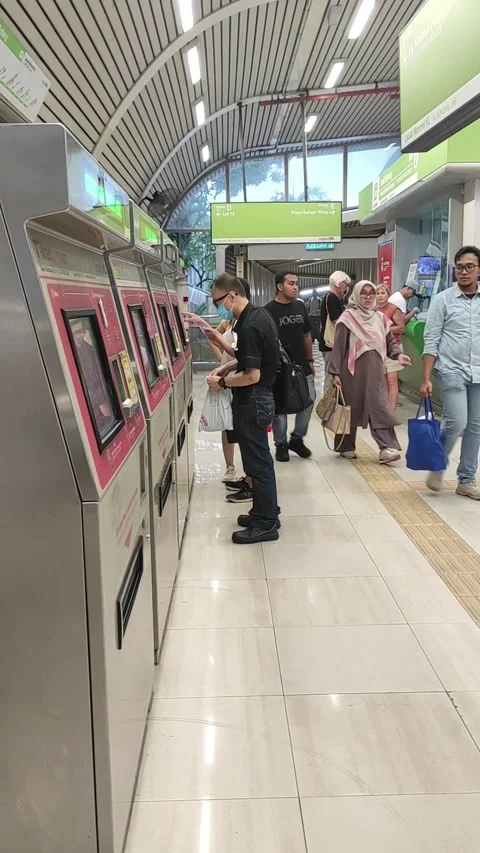 Buying MRT tickets from machine Stock Footage 274768618