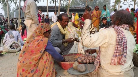 Buying Potatoes in Nepal Vídeo Stock 73404521