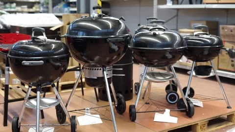 Buys a grill in a hypermarket Stock Footage 260019028