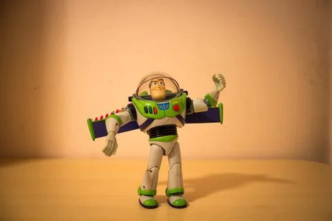 Buzz Lightyear toy standing over a wooden table Foto stock