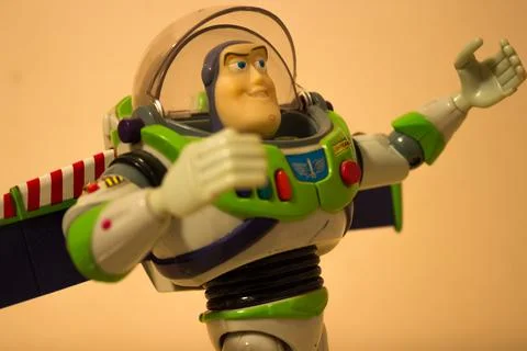 Buzz Lightyear toy standing over a wooden table Foto stock