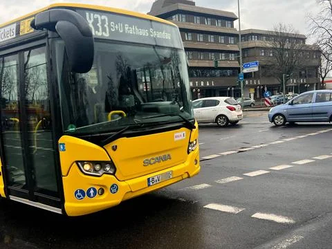  BVG Bus Berlin auf einer Kreuzung *** BVG Bus Berlin at an intersection C... Stock Photos