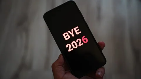 Bye 2026 message glowing in pink letters on a black smartphone screen held in 库存影片 347511155