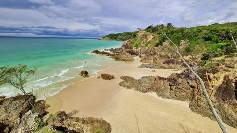 Byron Bay beaches with coastal cliffs, turquoise water and seaside atmosphere 動画素材 334633523