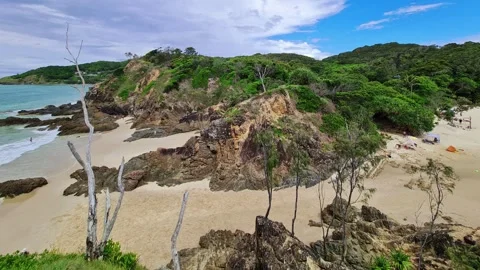 Byron Bay beaches with coastal cliffs, turquoise water and seaside atmosphere Vídeo Stock 334676978