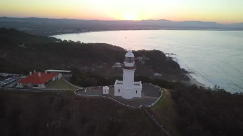 Byron Bay Lighthouse sits on top of the cliff that overlooks Byron Bay on the Vídeos de archivo 332686471