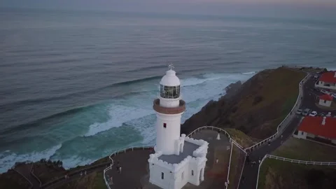 Byron Bay Lighthouse sits on top of the cliff that overlooks Byron Bay on the Видео 332710030