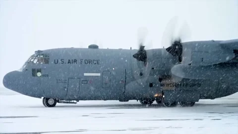 C-130 Hercules preparing for take off on snow covered runway Vidéo 151744728