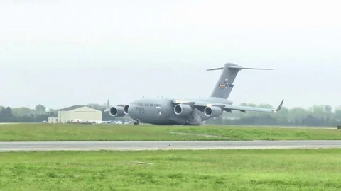 C-17 Globemaster III Taking Off Stockbeeldmateriaal 82330031