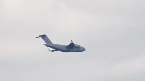 C-17 Globemaster performing military airlift operations in the sky 库存影片 336487713
