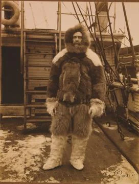 C. 1909. Robert Edwin Peary standing on the deck of the "Roosevelt," wearing  Foto stock