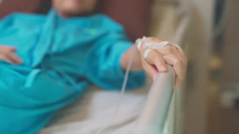 C0008 Saline solution on patient hand Video stock 203902487