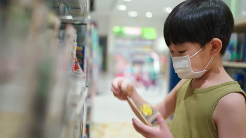 C0121 Boy choosing car model at the departmentstore Видео 155281274