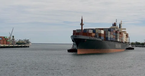 C4K-Fully loaded container ship entering San Pedro harbor Vídeo Stock 106802534
