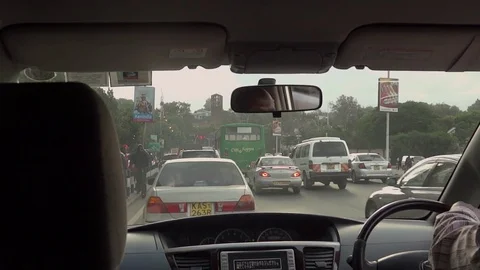 Cab driver in dense traffic in Nairobi Vidéo 72577610
