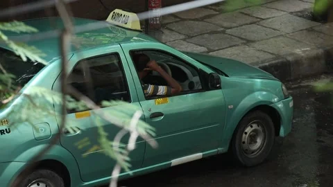 Cab-driver-waiting-for-customers-on-the-street Video stock 140246165