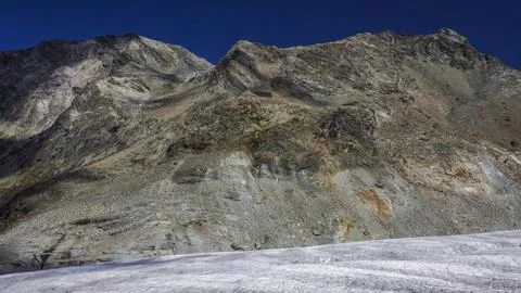 Cabane de Moiry from the glacier 스톡 사진
