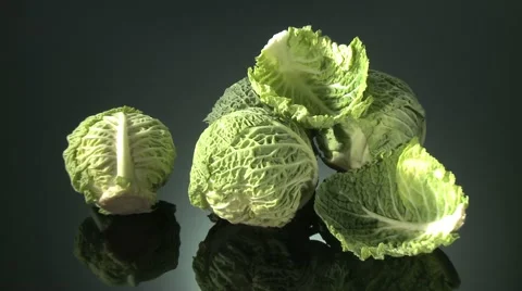  CABBAGE  BEING PREPARED  ON A KITCHEN WORKTOP Vidéo 59005997