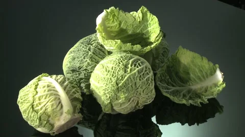  CABBAGE  BEING PREPARED  ON A KITCHEN WORKTOP Vidéo 59006058