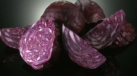 CABBAGE  BEING PREPARED  ON A KITCHEN WORKTOP Vidéo 59006180